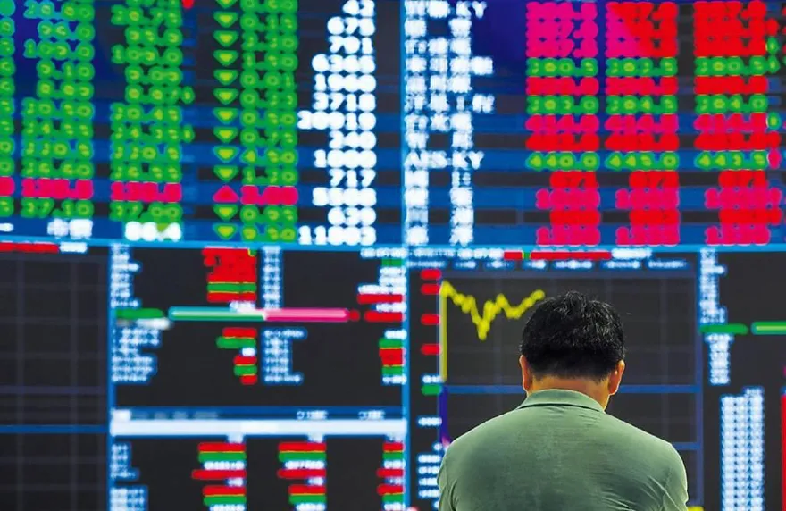 台股開高走低跌101點 南亞科拉不動記憶體 光通訊、低軌衛星穩軍心