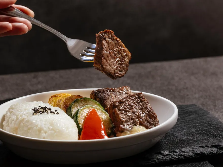 不只星宇胡同、長榮乾杯　華航攜手「大腕燒肉」推機上餐