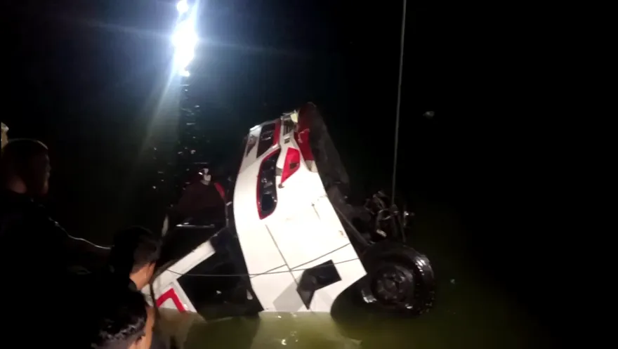 影/致命悲劇！孟加拉40人巴士失控衝入河　翻覆滅頂至少24死