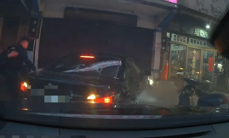 影/AI巡防揪通緝犯！桃園男拒檢闖紅燈逃逸　警開槍破窗逮捕