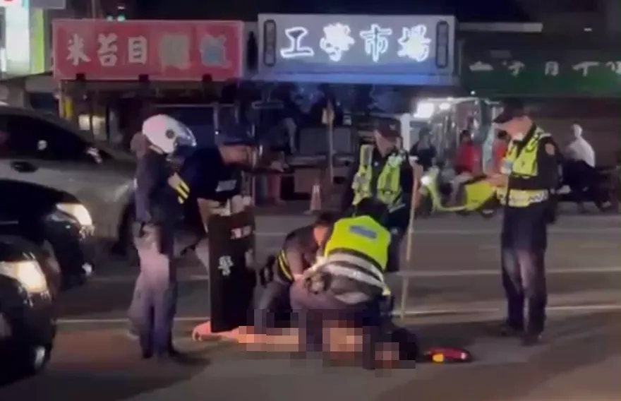 影/台中逆子持刀割頸弒母　全裸逃逸遭警壓制逮捕