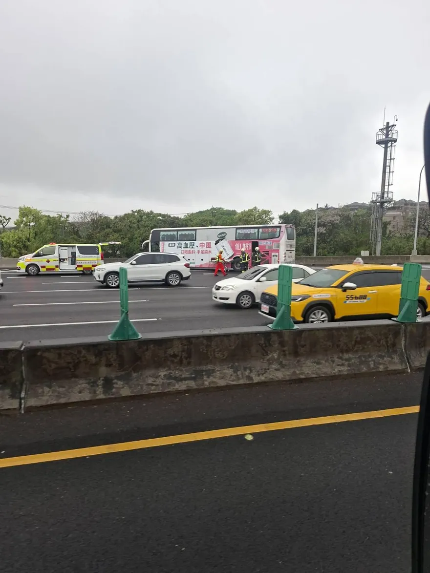 影/國道1號國光客運自撞！司機身體不適急停路肩送醫