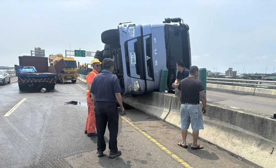 台61線王公路段聯結車撞翻槽車　1駕駛受傷送醫
