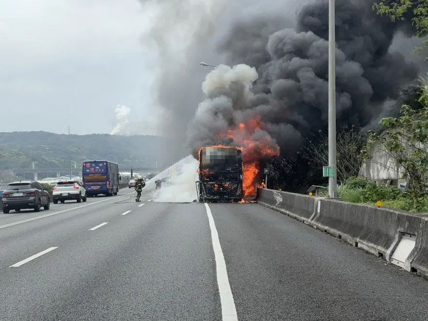 影/五楊高架桃園段遊覽車突燃燒「變火球」　25人急逃命