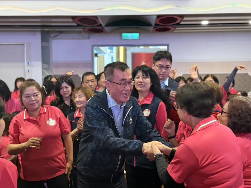 川伯旋風！李四川參拜獲「神物」加持　魅力爆棚嚇壞綠營