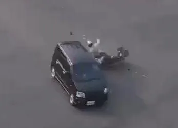 影/差幾步就到家！台南翁騰空重摔、機車解體　奪命瞬間直擊