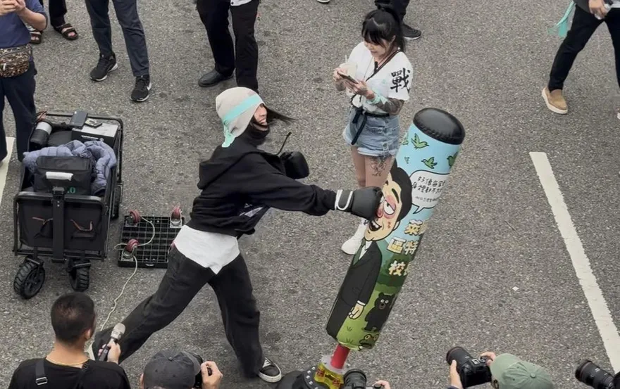 影/逾萬小草集結凱道！聲援柯文哲　痛罵豺狼當家打人偶