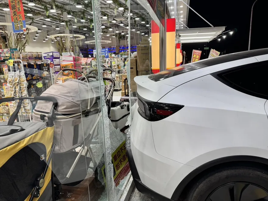 影/高雄特斯拉「倒車入店」玻璃碎滿地　女店員無奈眼神死