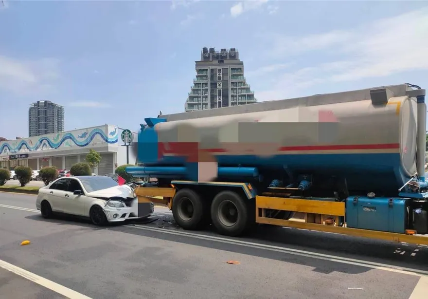 宜蘭驚悚撞擊！酒駕賓士直插油罐車尾　引擎蓋全毀