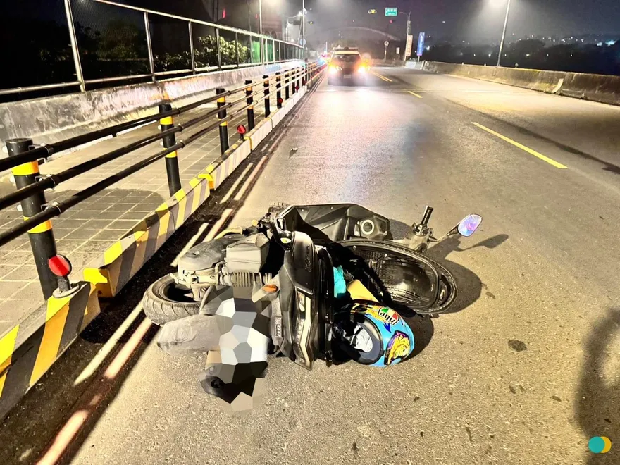 影/重創吐血！三峽女騎車過彎自撞噴飛　一度失去生命跡象