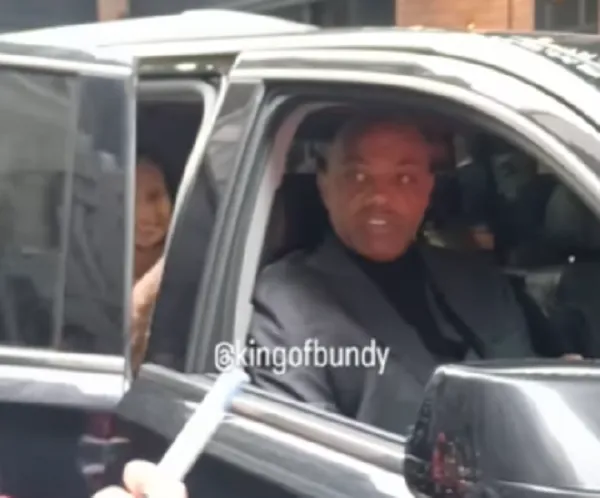 球迷走上馬路討簽名　巴克利罕見爆粗口：聽不懂英文？