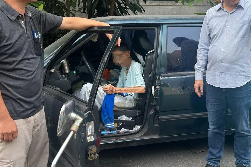 獨居悲歌！屏東驚見阿公「窩車內近1個月」慘狀曝光