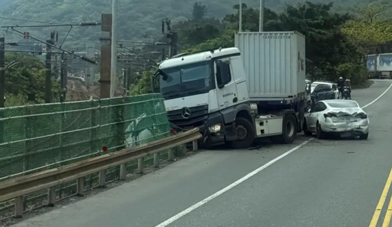 車輛滑落軌道旁！台鐵東部幹線「福隆-大里」單線行駛