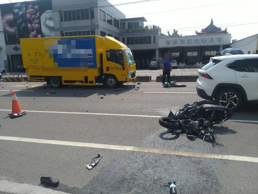 影/高雄機車橫越分隔島缺口遭大貨車撞擊！20歲騎士不治