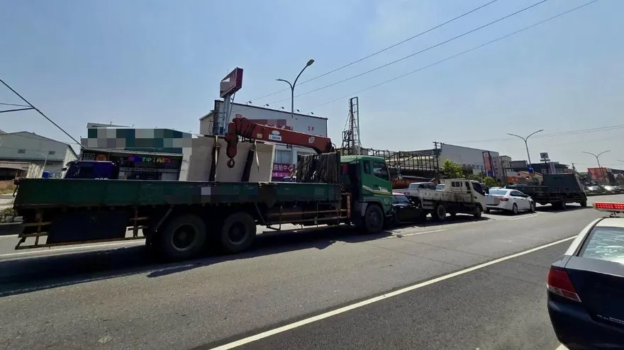 影/高雄仁武5車連環撞　大貨車釀禍1人受傷送醫