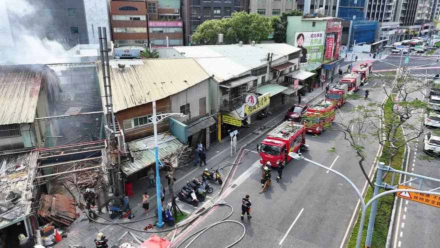 影/新北蘆洲鐵皮工廠火警　2樓悶燒濃煙狂竄