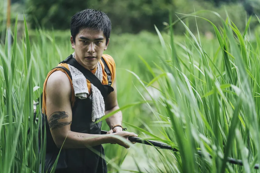 曾敬驊頂烈日下田灑農藥「滿身刮痕」  累到開拍首日就想罷工