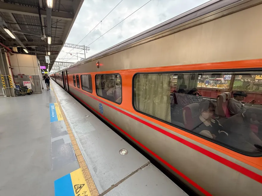 豪大雨重創台鐵苗栗段路基已恢復　17時起停止公路接駁