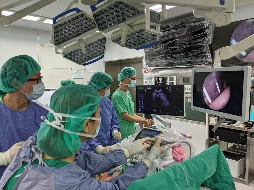 全台首例！隔著媽媽肚皮開刀　長庚神救援罕見脊柱裂胎兒