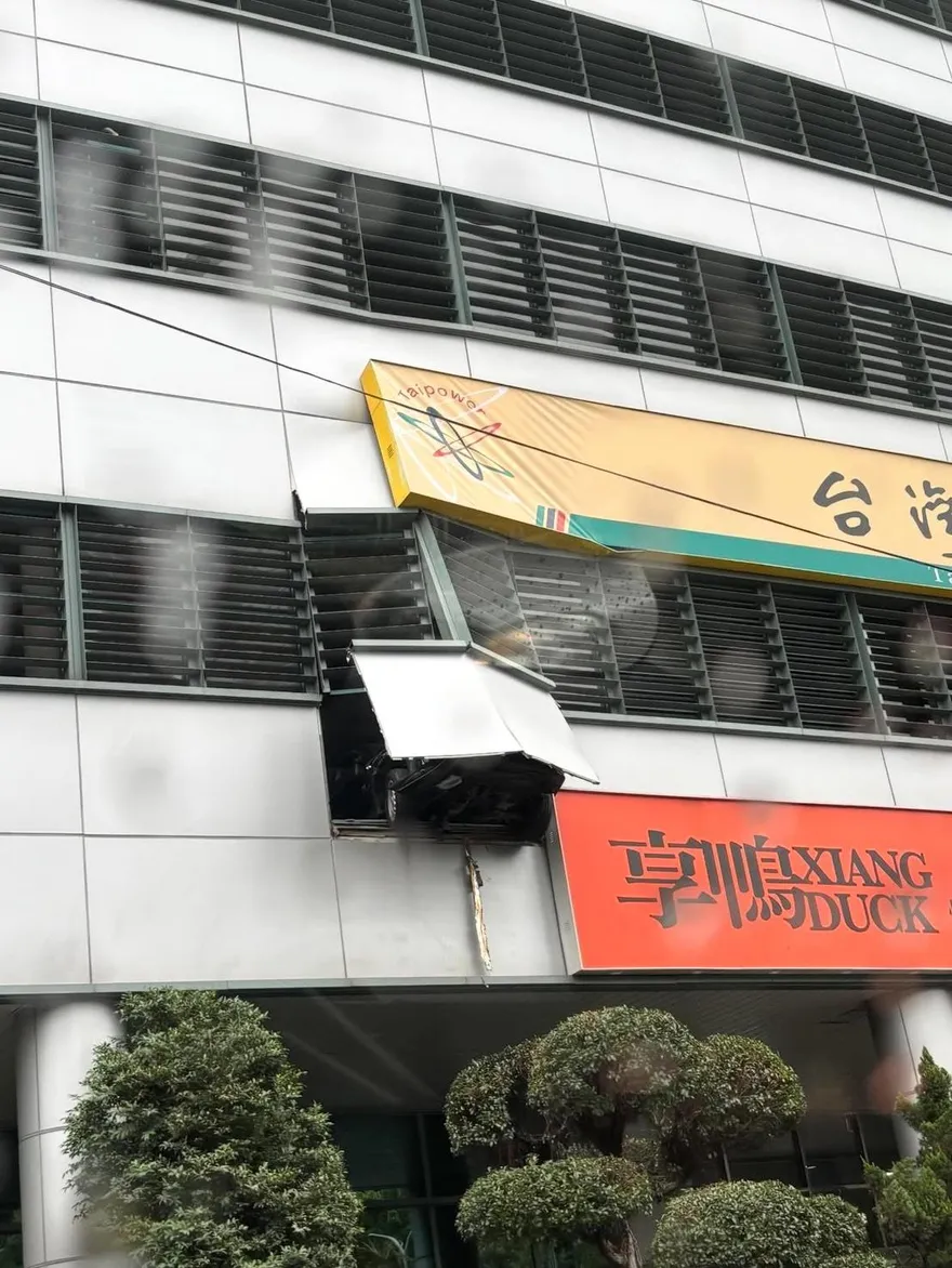 影/非玩命關頭劇照！板橋翁開車撞破停車場「半輛懸空」