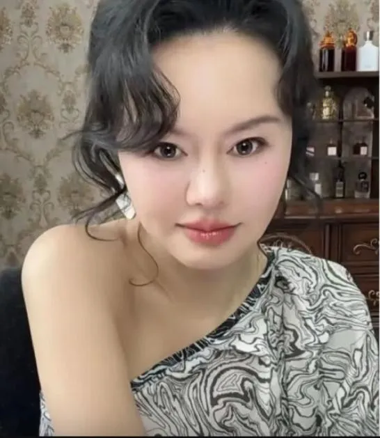 眼神給出去！陸「性商教母」周媛疑換帳號復出　再開直播賣課程