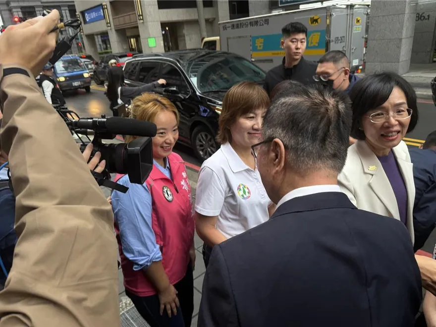 李四川、蘇巧慧拚場「沒同台」！禮貌握手後擦身而過