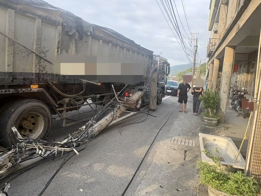 宜蘭頭城慘烈車禍！砂石車「撞碎電線桿」還釀114戶停電