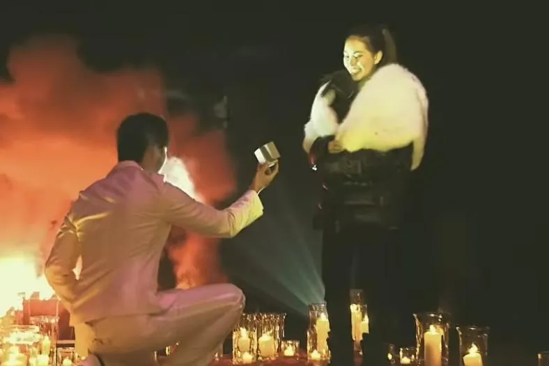 藏了10年！周杰倫求婚昆凌畫面首公開　浪漫煙火前下跪太感人