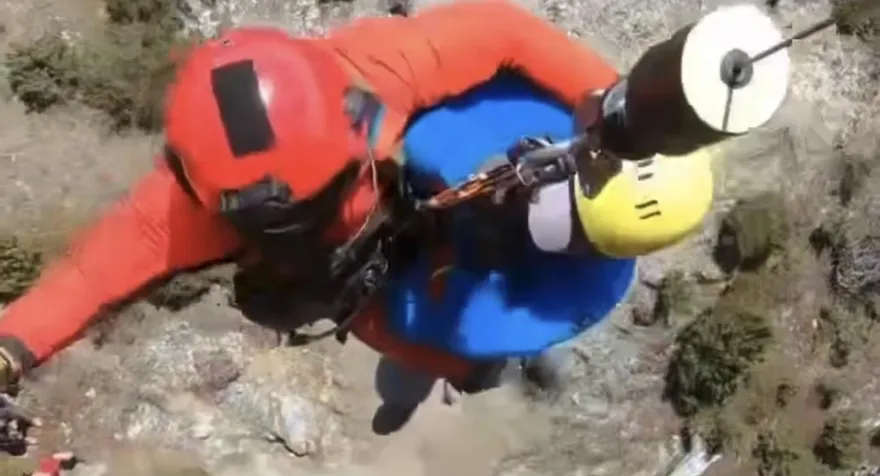 影/山友攀馬博拉斯山膝韌帶斷　黑鷹直升機吊掛救援