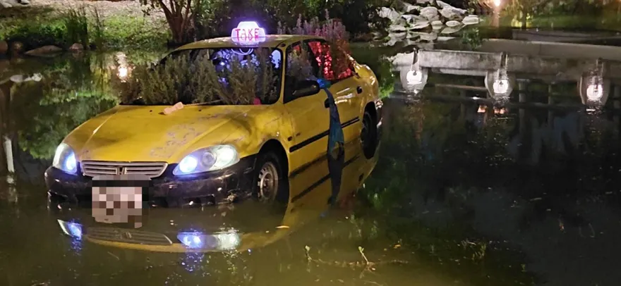 高美館湖面驚見計程車！警消急救援 真相是裝置藝術