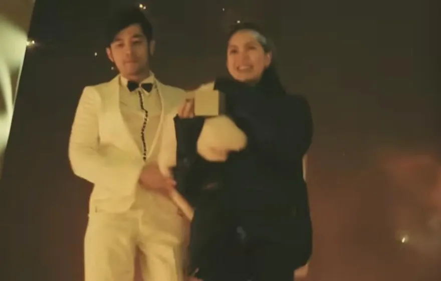 求婚天花板！昆凌落淚點頭答應周杰倫  天王下秒「超暖舉動」逼哭歌迷