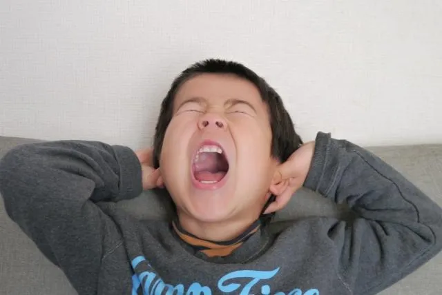 孩子老是推人、打人？醫：體內「警報器」太靈敏惹的禍