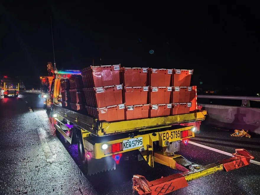 你的包裹躺在西濱！　大貨車凌晨自撞貨物全甩出畫面曝