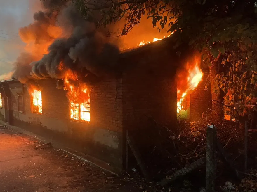 影/台南鹽水民宅火舌竄出！　82歲獨居翁急逃