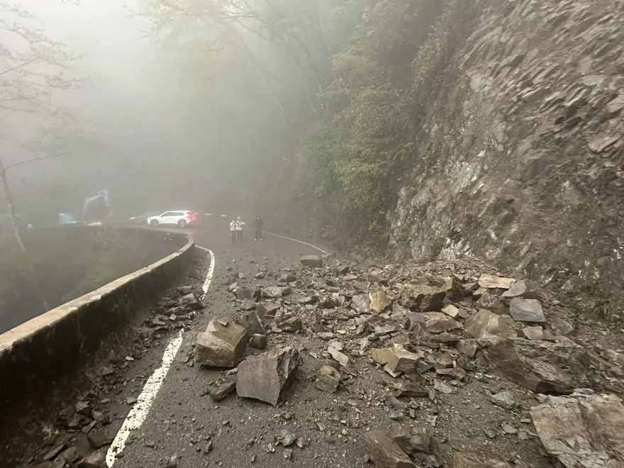 大雪山林道土石崩落驚悚畫面曝　道路雙向受阻3小時