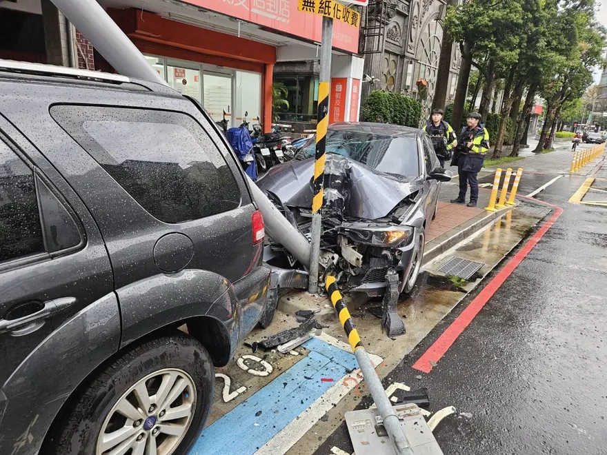 影/新店驚傳自撞！31歲男「精神不濟」撞斷燈桿　 停車格車輛遭波及