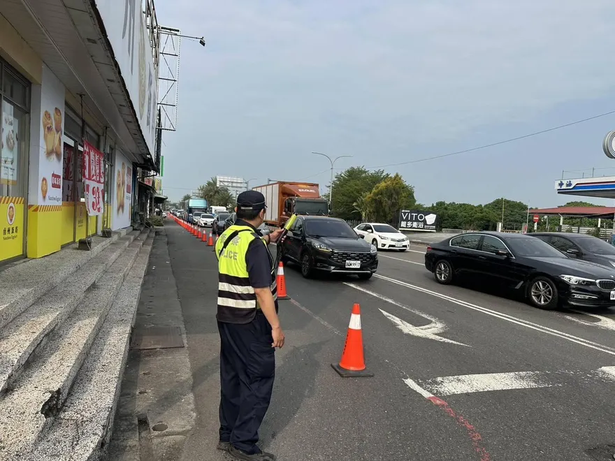 影/清明連假逾3300車衝墾丁！台1線水底寮調撥疏導