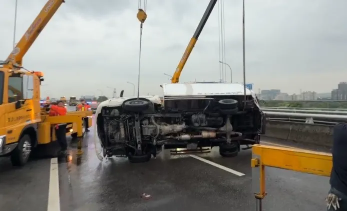 影/台74線驚悚追撞！小貨車慘翻覆躺車道　駕駛手骨折