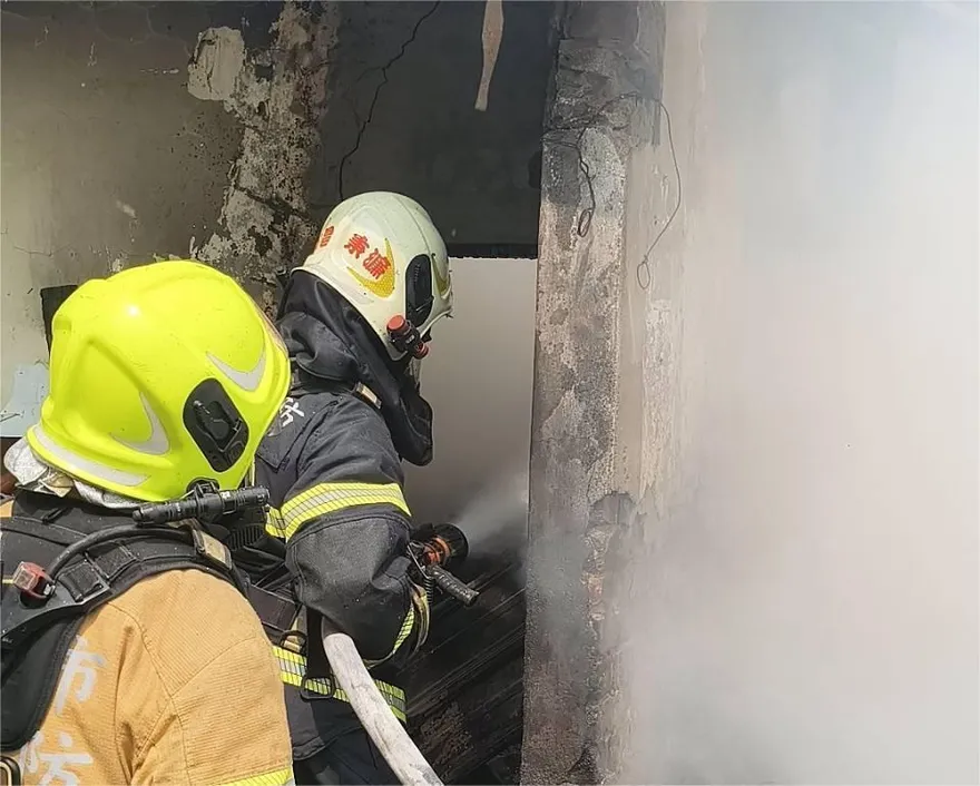 高雄楠梓平房火警！黑煙直衝天際　疑藏大量回收物釀禍