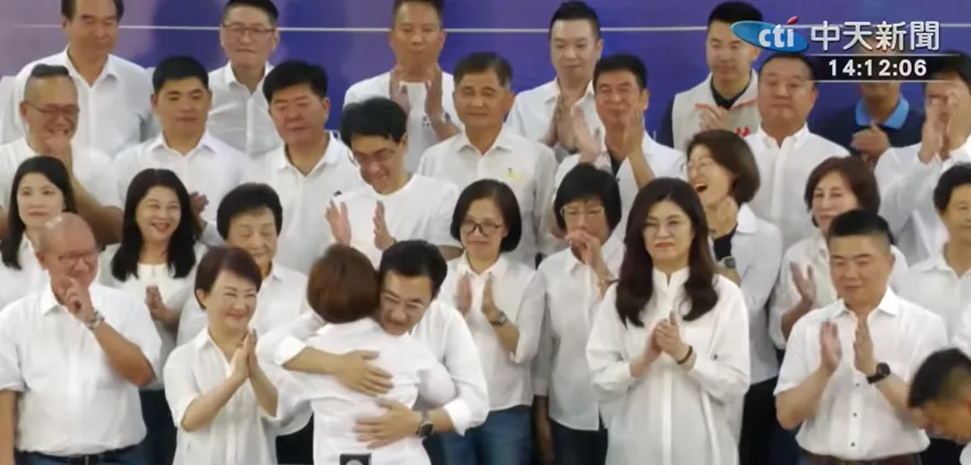 誓師大會擁抱江啟臣！楊瓊瓔喊：民調有輸贏、團結不能輸