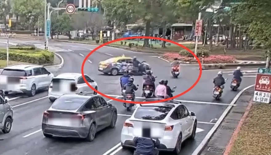 影/北市計程車高速衝撞2機車　3人受傷送醫