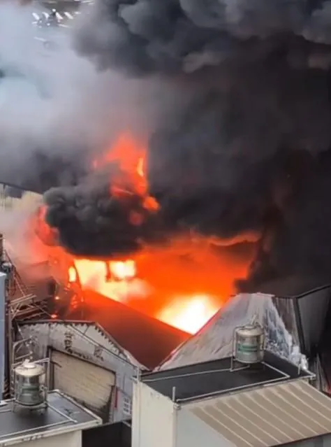 影/新竹榮濱路塑膠廠噴火舌！　濃煙竄天幸無人受困