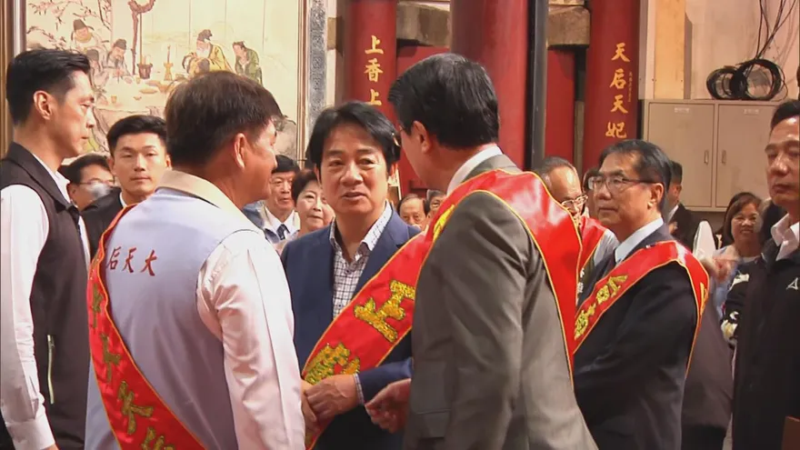 黃偉哲捲亞太球場風波遭炎上！謝龍介當面告狀　賴清德表達關切