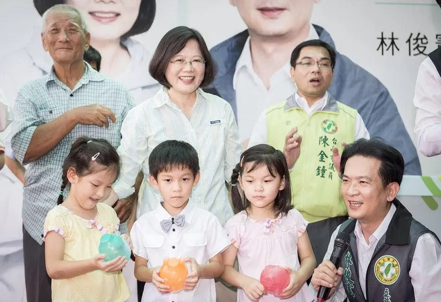 陳佩琪質疑「三隻小豬」金流　林俊憲搬法規狠酸：難怪白營帳算不清