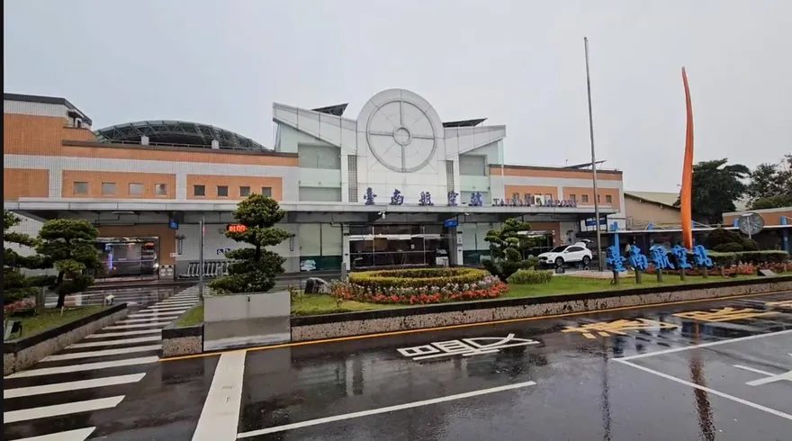 雷雨狂炸！台南機場17:26起「暫停地面作業」　航班恐延誤
