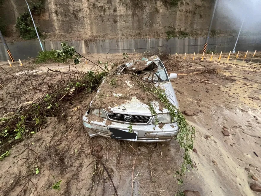 影/苗栗豪雨釀災！苗9線邊坡坍方整輛車被埋　駕駛頸椎骨裂送醫