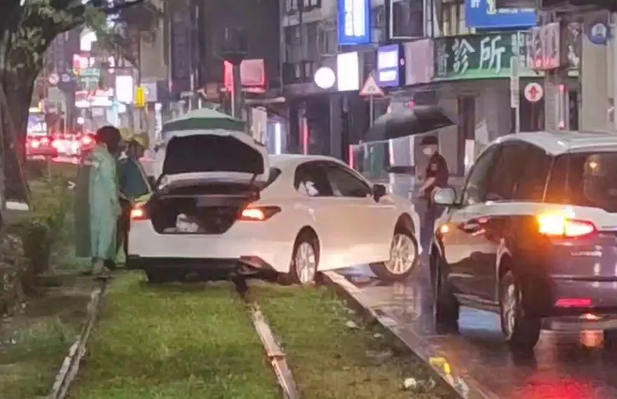 影/高雄驚見阿北出事！倒車載妻慘「卡在輕軌上」
