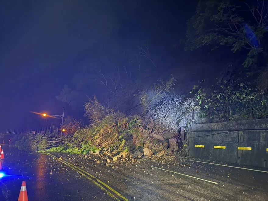 影/狀況危急！　台3線苗栗大湖路段「大量土石崩落」