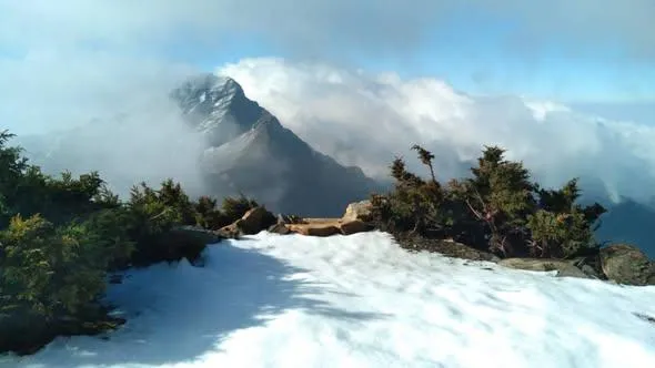 影/玉山再現4月雪！積雪2公分　夢幻景色美如畫