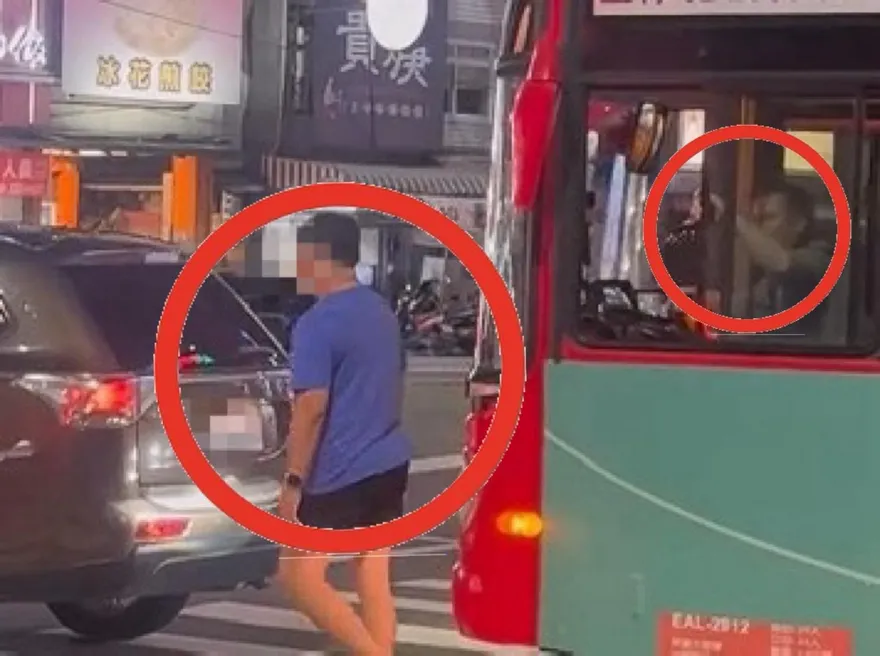 影/高雄路怒男攔公車嗆聲！外籍司機喊報警秒龜縮嚇跑